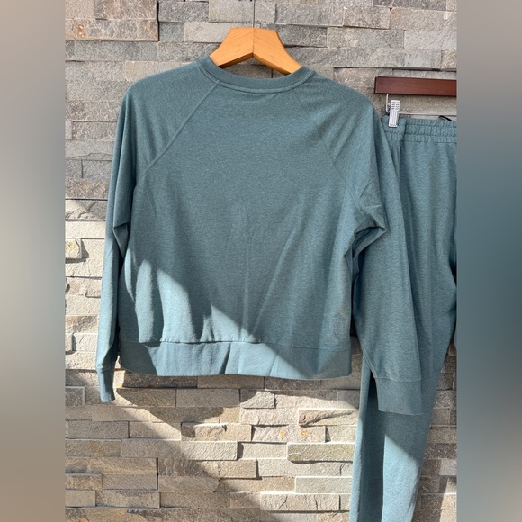 VUORI WOMEN'S DAYDREAM CREW AND JOGGER SET SMOKE BLUE SMALL - Picture 13 of 16